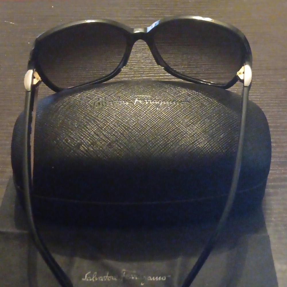 Salvatore Ferragamo Black Oversized Sunglasses With Case & Cleaning Cloth (EUC) - Picture 8 of 9